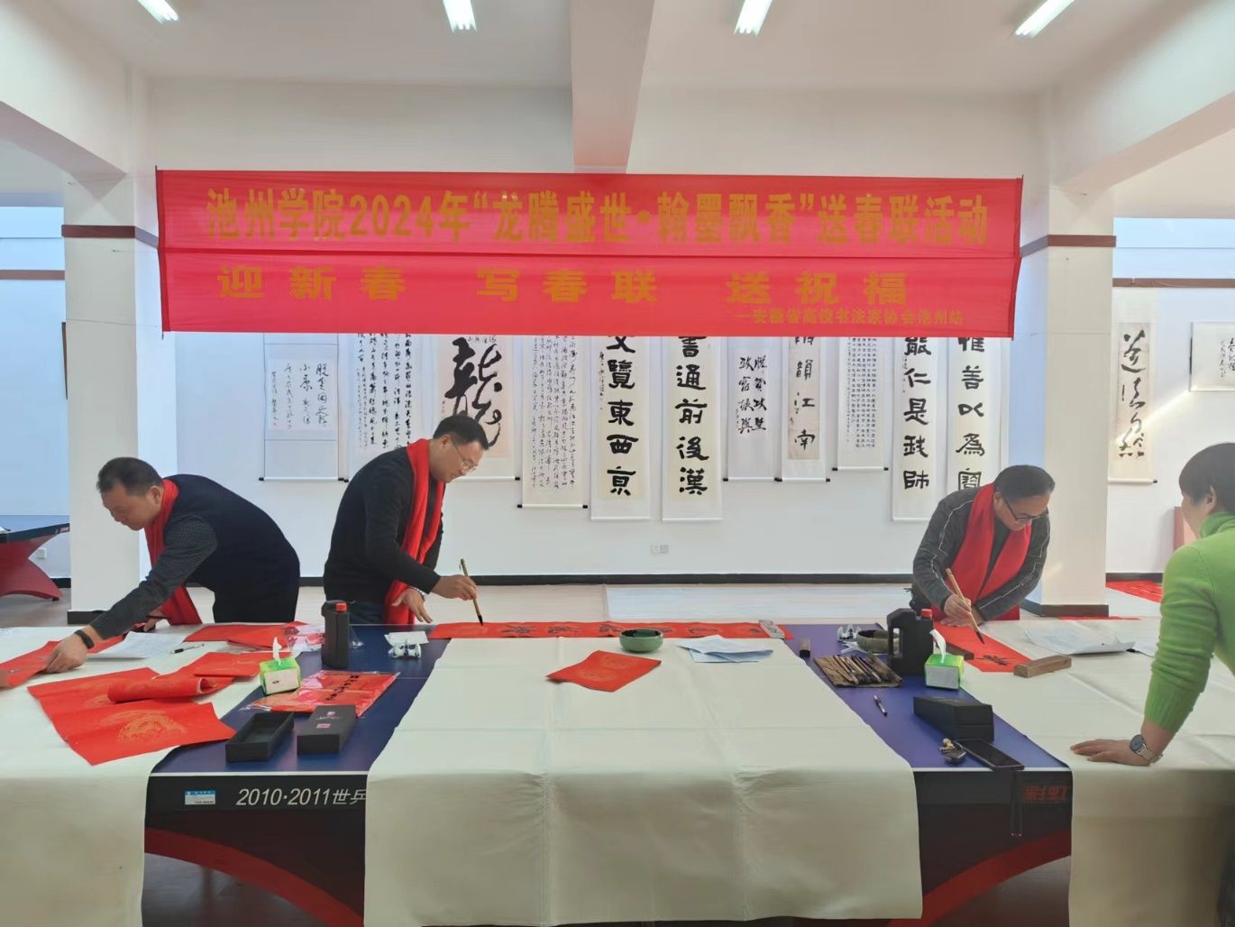 几个人在桌子前中度可信度描述已自动生成